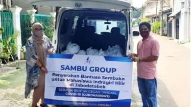 Foto: Penyerahan simbolis bantuan sembako untuk mahasiswa oleh Nurul Fajrini, Head of PR, SAMBU Group, kepada Masdar, perwakilan Sahabat Kelapa Indonesia