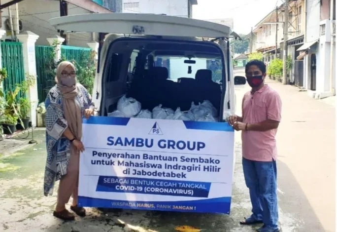 Foto: Penyerahan simbolis bantuan sembako untuk mahasiswa oleh Nurul Fajrini, Head of PR, SAMBU Group, kepada Masdar, perwakilan Sahabat Kelapa Indonesia